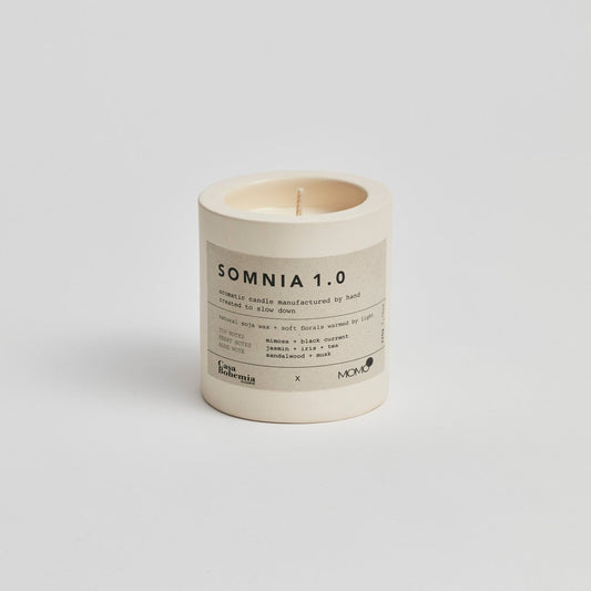 Candela aromatica Somnia 1.0 di Momo Cotton in vasetto color crema con cera di soia naturale su sfondo bianco