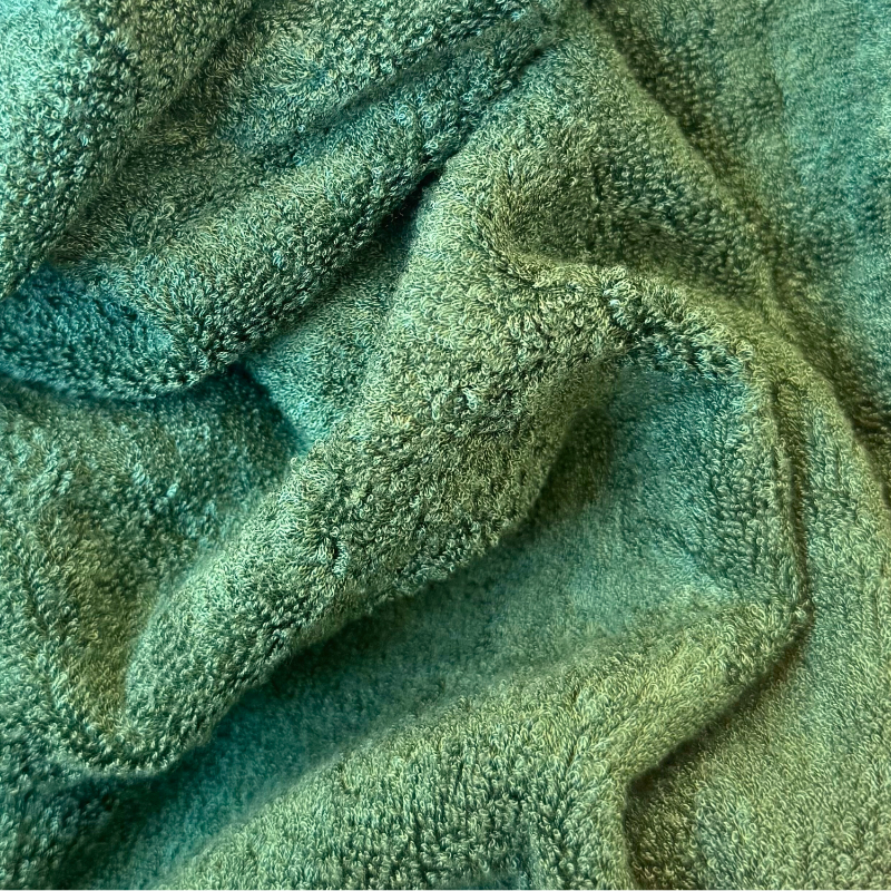 Close-up della texture dell'asciugamano verde in bambù – morbido, assorbente e sostenibile