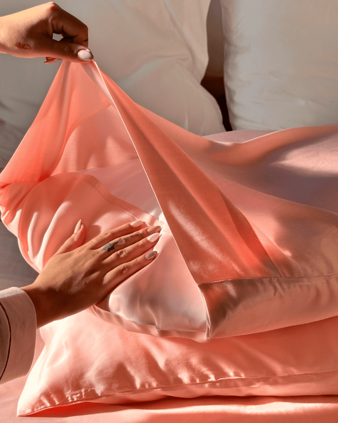Mano che chiude una busta rosa con chiusura semplice ed efficiente