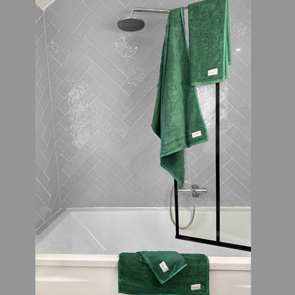 Tappetino da bagno Wabi-sabi verde in doccia moderna con piastrelle a spina di pesce e box in vetro nero