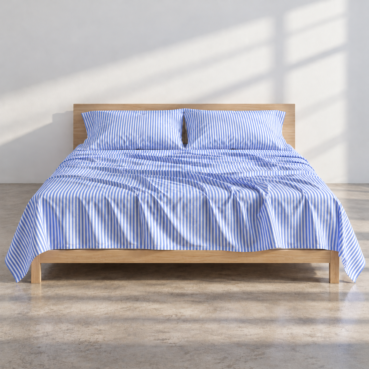 Lenzuolo superiore blu a righe su letto in legno chiaro in ambiente luminoso