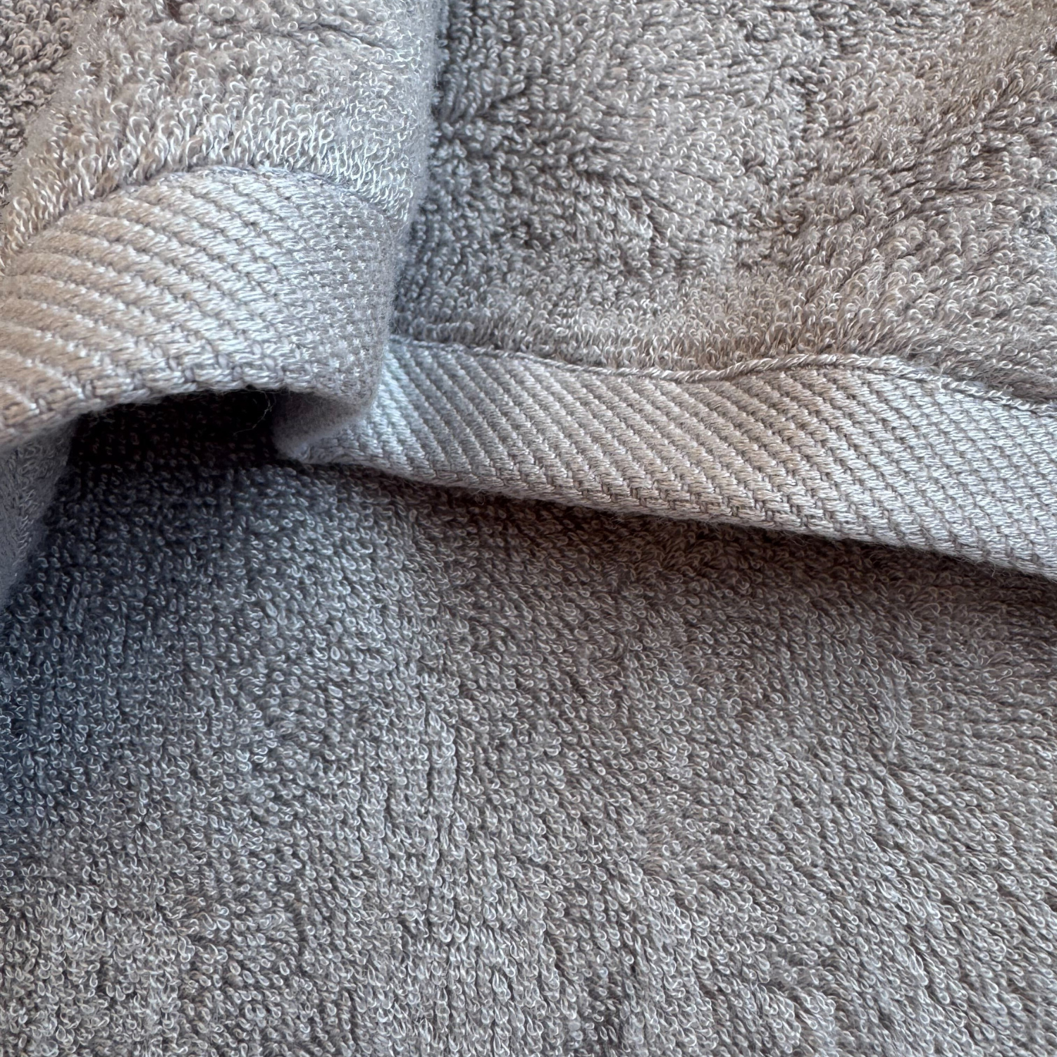 Close-up della texture dell'asciugamano grigio in bambù – morbido, assorbente e sostenibile