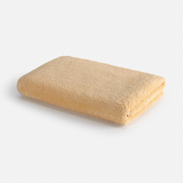 Asciugamano da bagno Wabi-sabi beige piegato su sfondo bianco, 70x140cm di Momo Cotton