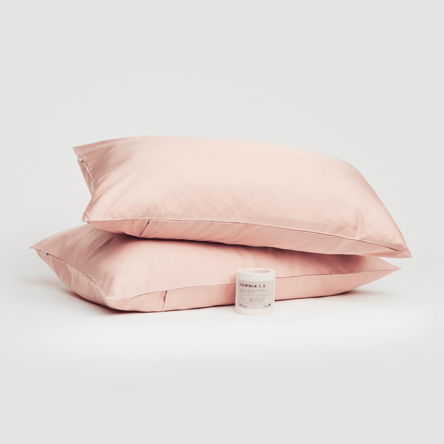 Coppia di federe in cotone rosa esposte con prodotto Somnia 1.0 su sfondo bianco
