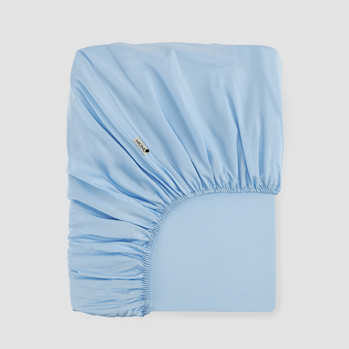 Lençol de baixo ajustável Azul céu bambu by Momo Cotton – tecido de cetim 300 fios, suave, respirável e sustentável.