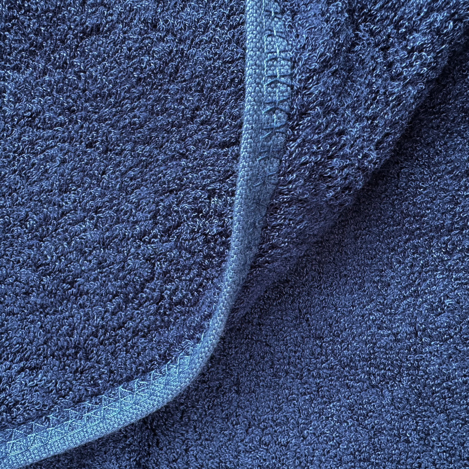Close-up della texture dell'asciugamano blu in bambù – morbido, assorbente e sostenibile