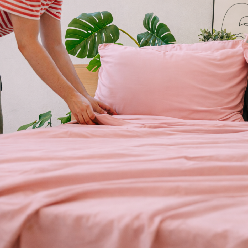 Mani che reggono rosa bambù fabric, highlighting its lightweight, silky texture.
