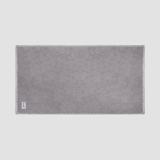 Tapete de banho grey em bambu da Momo Cotton – suave, absorvente, seca rapidamente e sustentável.